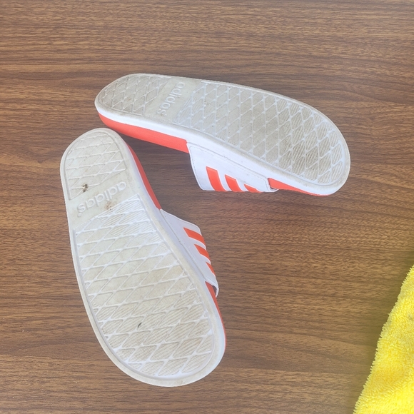 Adidas adilette size 7 woman slides - Picture 6 of 7